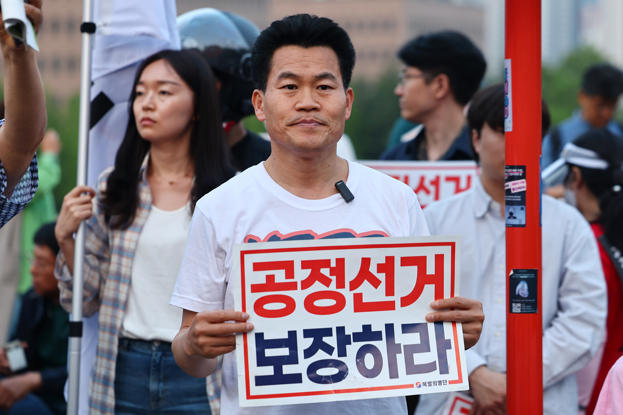 전 한국사 강사 전한길씨가 지난 5월 30일 경기도 과천시 중앙선거관리위원회 앞에서 열린 사전투표 폐지 및 공정 선거 보장 촉구 집회에 참석하고 있다. [연합]