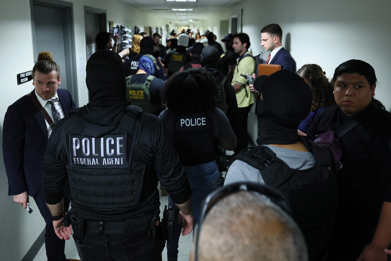 Federal agents patrol the halls of immigration court at the Jacob K. Javitz Federal Building in New York, July 3. (AFP-Yonhap)