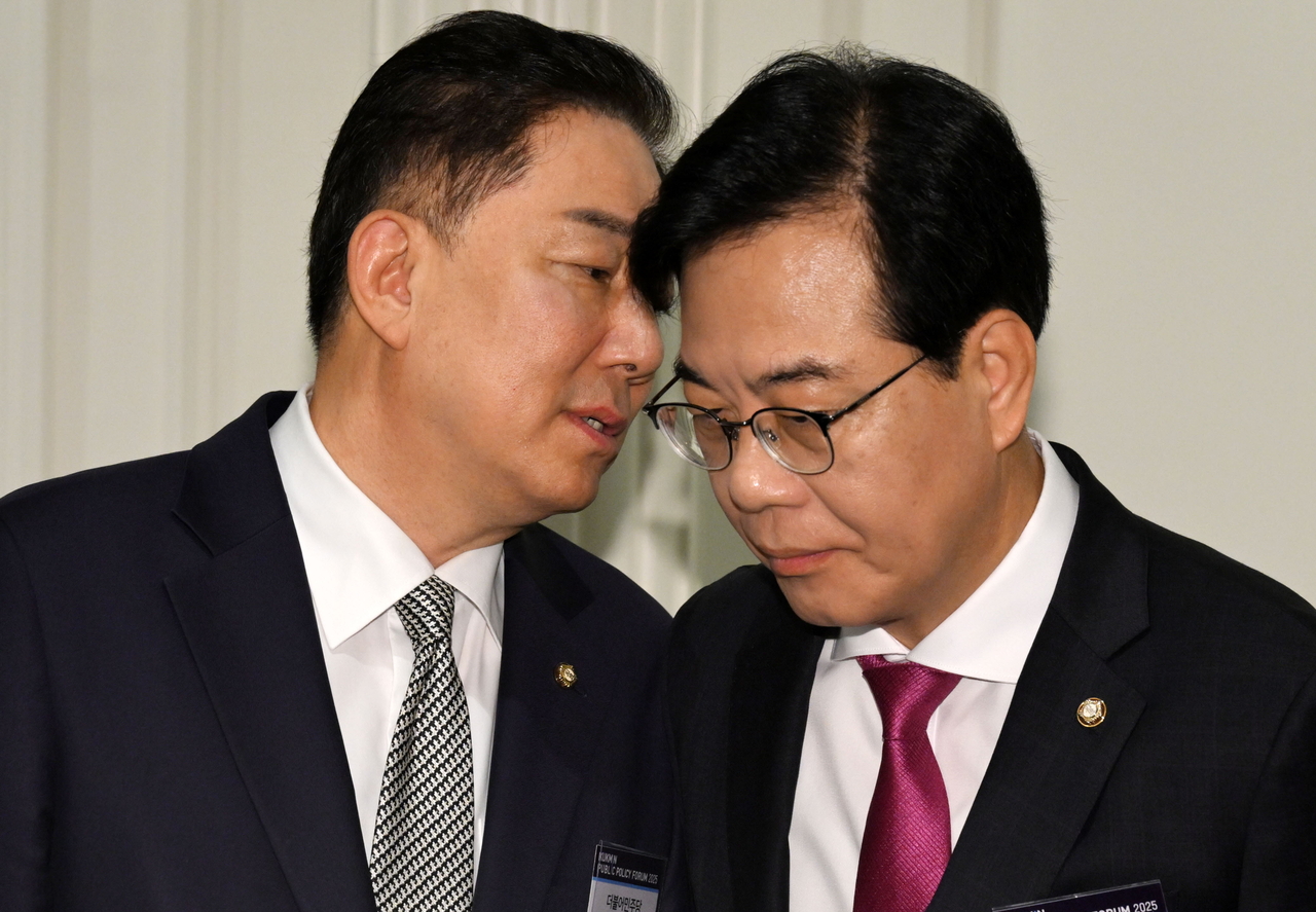 국민일보 주최로 17일 서울 여의도 CCMM빌딩 컨벤션홀에서 열린 2025 국민공공정책포럼에서 김병기 더불어3x3 토토사이트당 당대표 직무대행 겸 원내대표(왼쪽)와 송언석 국민의힘 비상대책위원장 겸 원내대표가 대화하고 있다. 이상섭 기자