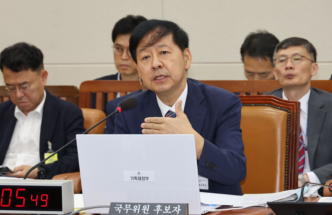 구윤철 기획재정부 장관 후보자가 17일 서울 여의도 국회 기획재정위원회에서 열린 인사청문회에서 의원 질의에 답변하고 있다. [연합]