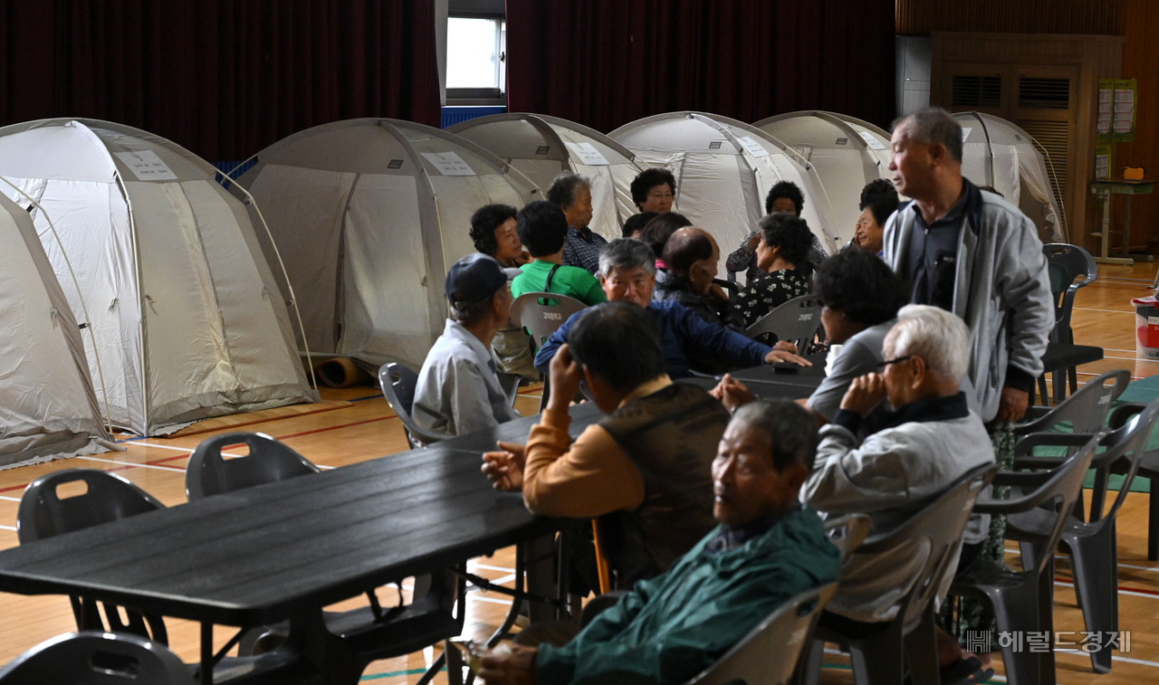 18일 오전 충청남도 예산군 고덕중학교에 설치된 비상대피소에 이재민들이 모여 있다. 예산=임세준 수많은 스포츠토토 사이트