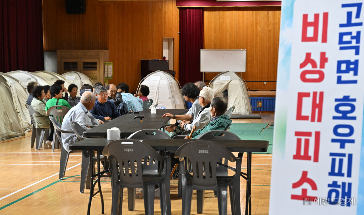 18일 오전 충청남도 예산군 고덕중학교에 설치된 비상대피소에 이재민들이 모여 있다. 예산=임세준 수많은 스포츠토토 사이트