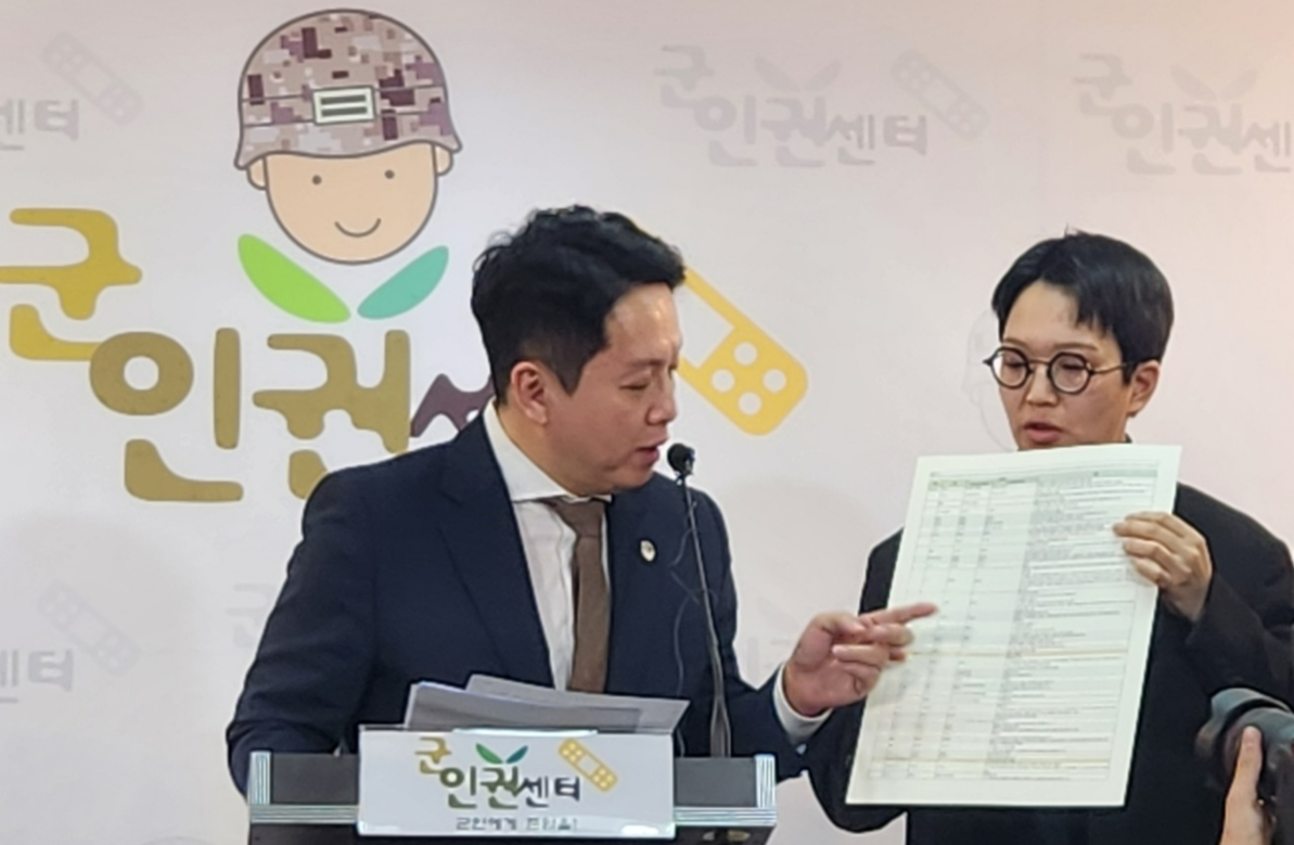 임태훈 군인권센터 소장(왼쪽)이  지난 2월 12일 오전 서울 마포구 군인권센터에서 박현수 서울경찰청장 직무대리의 비상계엄 가담 정황을 공개하는 기자회견을 하고 있다. [더탑 토토사이트경제 DB]