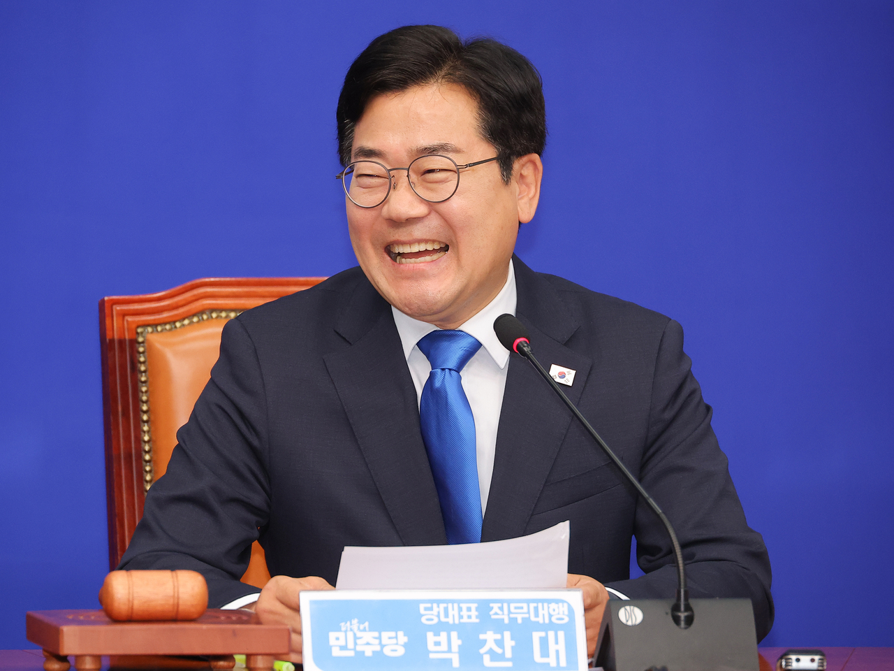 박찬대 더불어민주당 당토토사이트 모멘트 직무대행 겸 원내토토사이트 모멘트가 지난 13일 서울 여의도 국회에서 열린 최고위원회의에서 밝은 표정을 짓고 있다. [연합]
