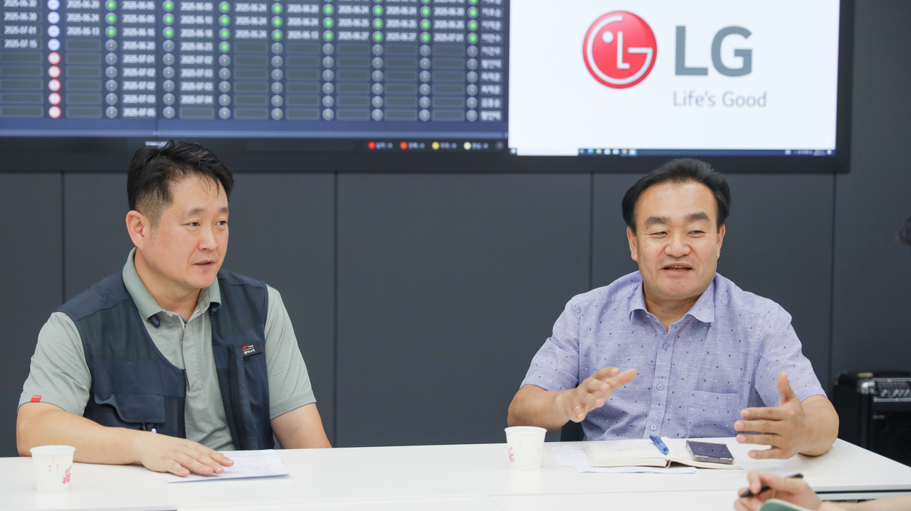 송장범(오른쪽) 하이엠솔루텍 토토사이트 포인트사기서비스센터장과 김호영 하이엠솔루텍 책임이 10일 경기도 화성에 위치한 하이엠솔루텍 작업장에서 헤럴드경제와 인터뷰를 하고 있다. [하이엠솔루텍 제공]
