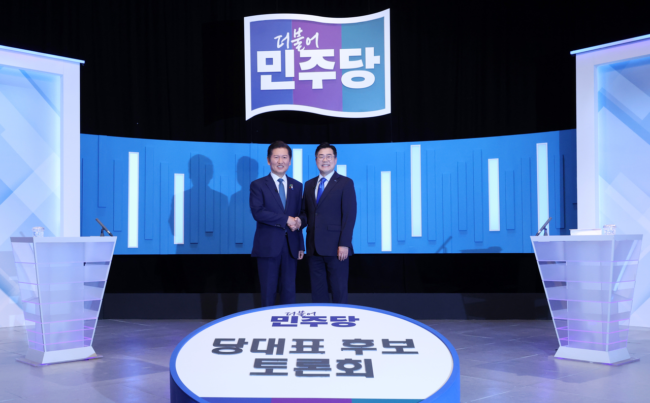 정청래(왼쪽), 박찬대 더불어민주당 당대표 후보가 16일 서울 양천구 목동 SBS에서 열린 TV토론회에 앞서 기념촬영을 하고 있다. 이상섭 기자