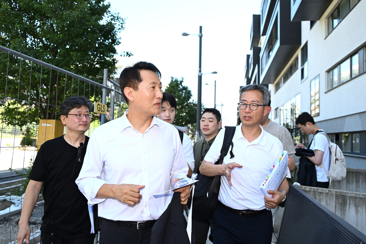 오세훈 서울시장이 지난 2일 오스트리아 빈의 청년 주거단지 ‘융에스 보넨’을 둘러보고 있다. [서울시 제공]