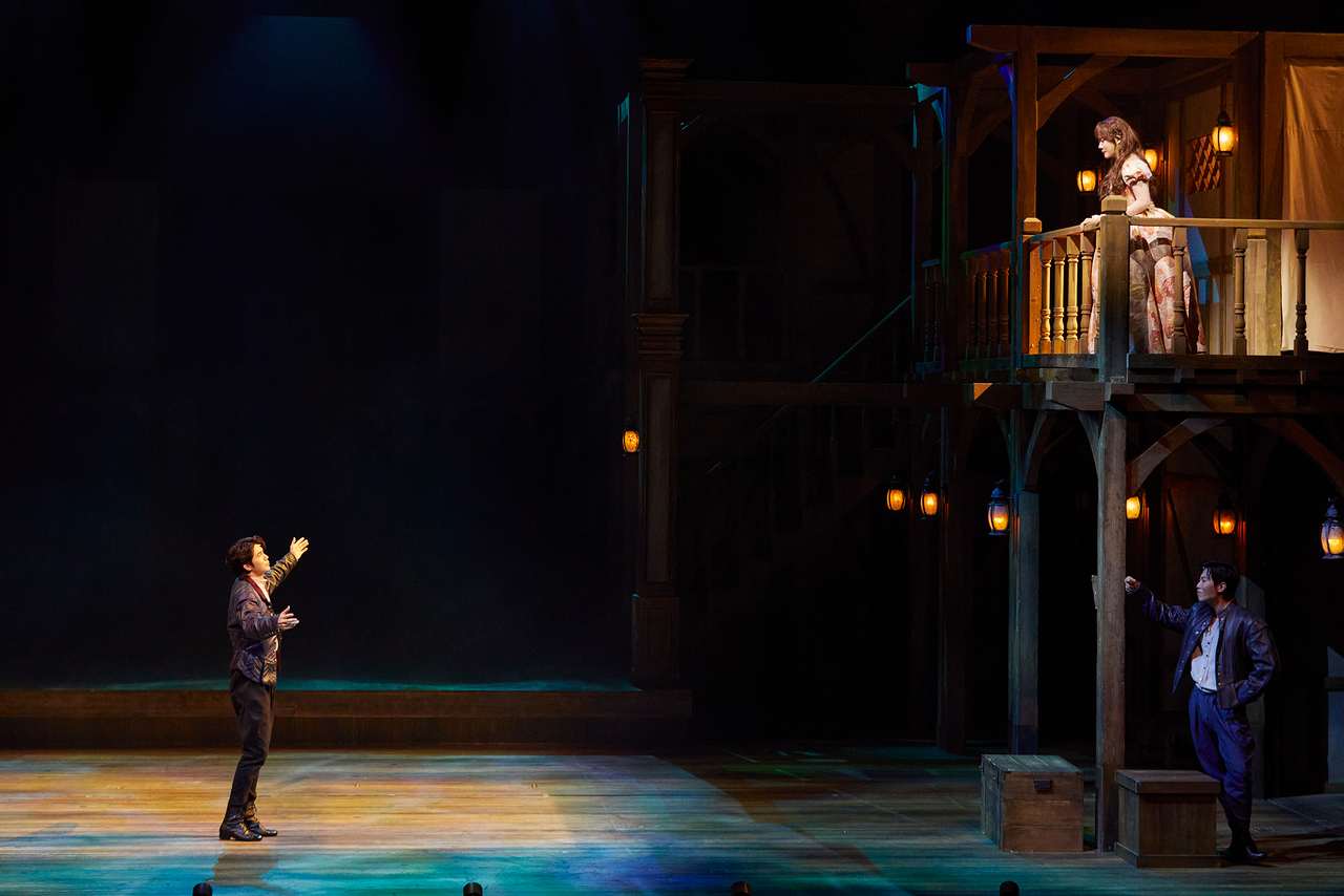 Ong Seong-wu (left) and Kim Hyang-gi star as William Shakespeare and Viola de Lesseps, respectively, in "Shakespeare in Love." (Shownote)
