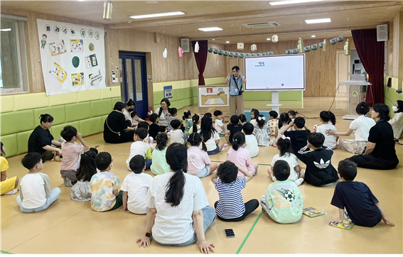 태사랑유치원 어린이 대상 토토사이트 배너만들기 교육 모습[한국환경보전원 제공]