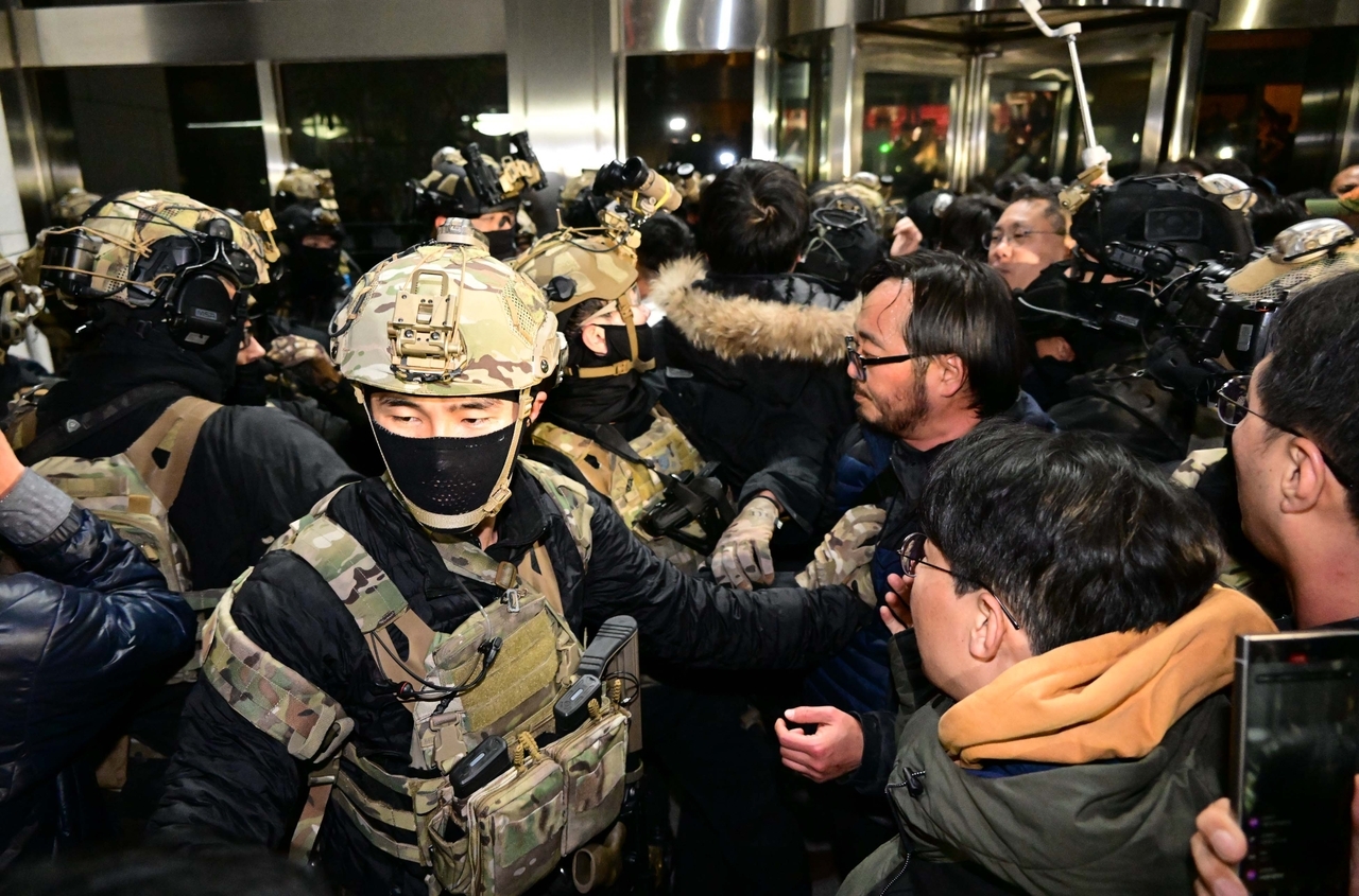 국방부가 12·3 비상계엄 당시 위법·부당한 명령을 따르지 않은 장병을 찾아 토토사이트 들어가는법한다. 작년 12월 4일 새벽 서울 여의도 국회 본청앞에서 시민들과 마주한 계엄군. [이상섭 기자]