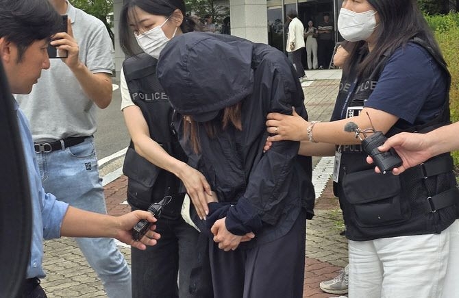 토토 바카라기간 중 학교에 무단 침입한 혐의(건조물 침입 등)로 구속 영장이 청구된 학부모(40대)가 지난 15일 대구지법 안동지원에서 구속 전 피의자 심문(영장실질심사)을 받은 후 취재진에게 질문을 받고 있다. 연합뉴스
