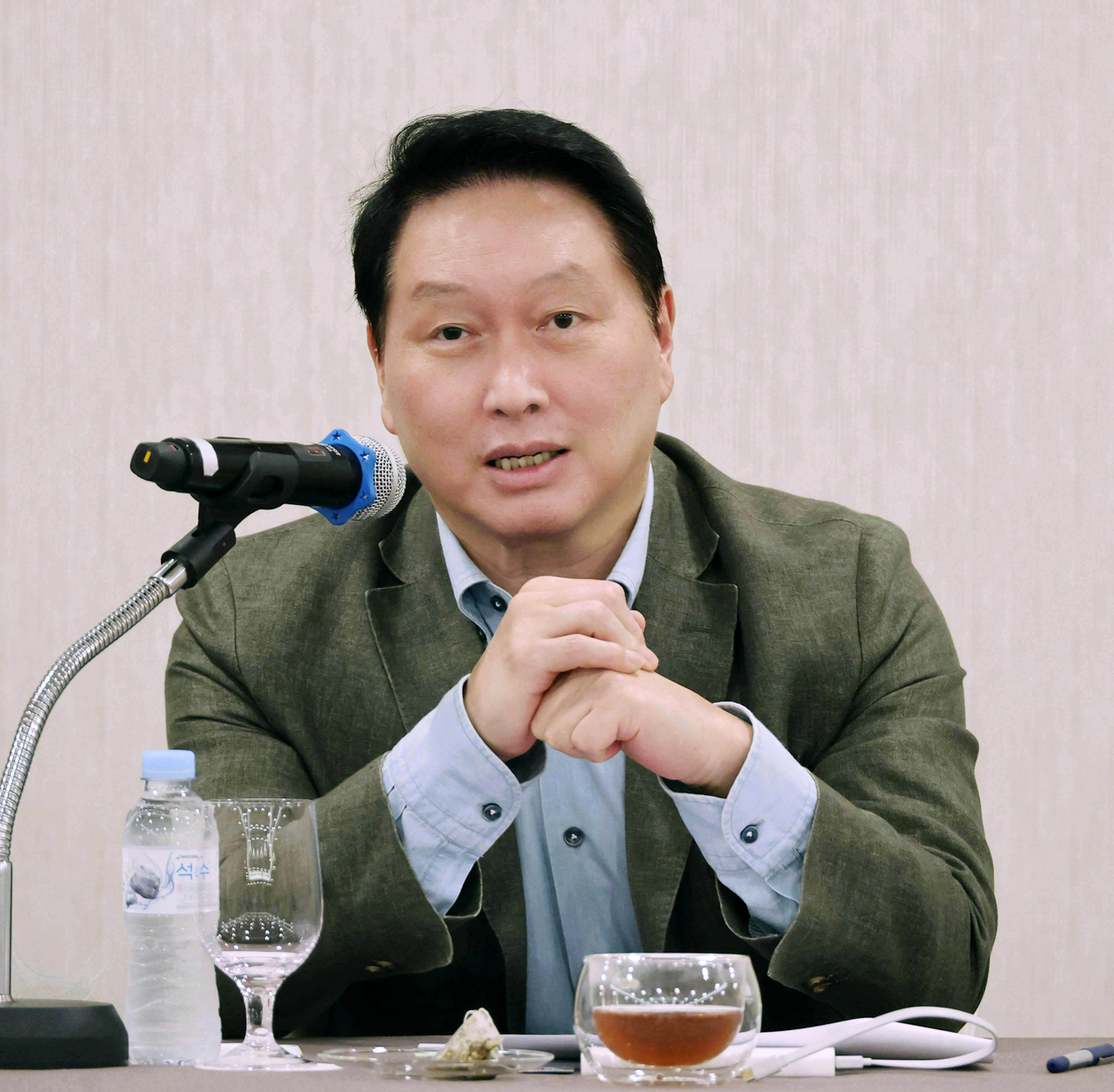 최태원 대한상공회의소 회장이 지난 17일 경북 경주 라한셀렉트 호텔에서 개최된 ‘제 48회 토토사이트 블랙티비 하계포럼’에서 가진 기자간담회에서 발언하고 있다. [토토사이트 블랙티비 제공]