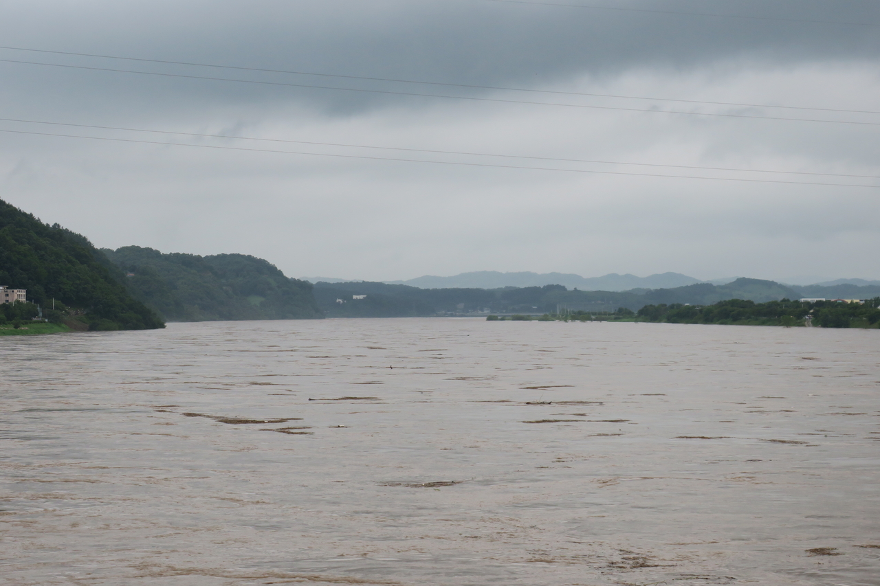 Low-lying areas submerged along Imjin River in Yeoncheon after North Korea releases water from Hwanggang Dam on Aug. 5, 2020. (Newsis)