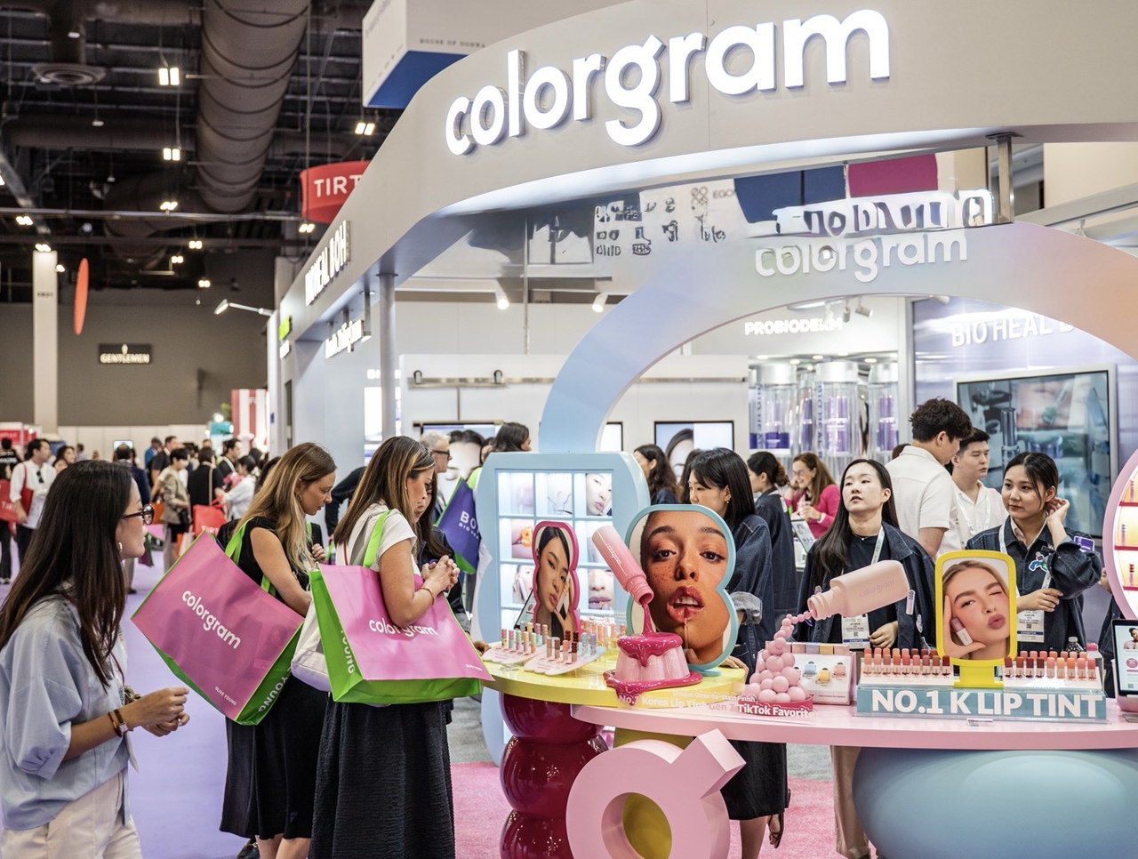지난 16일 미국 라스베이거스 코스모프로프 현장에서 토토사이트 케이 벳 부스를 방문한 미국 바이어들이 K-뷰티 제품을 살펴보고 있다 [CJ토토사이트 케이 벳 제공]