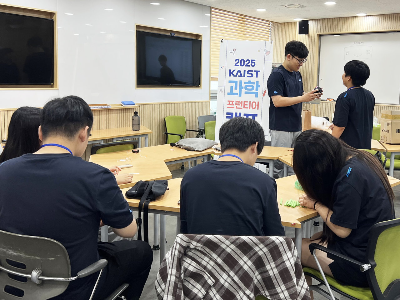GS칼텍스가 후원한 ‘2025 KAIST 토토사이트 주인공 프런티어 캠프’ 참가자들이 토론을 이어가고 있다. [GS칼텍스 제공]