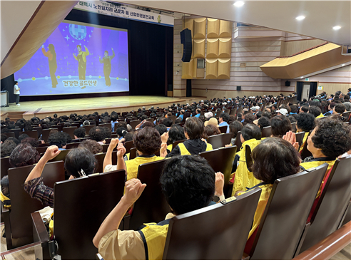 태백시니어클럽 노인 대상 ‘안전한 실버인생’ 트로트 교육 모습[토토사이트 배너만들기 제공]