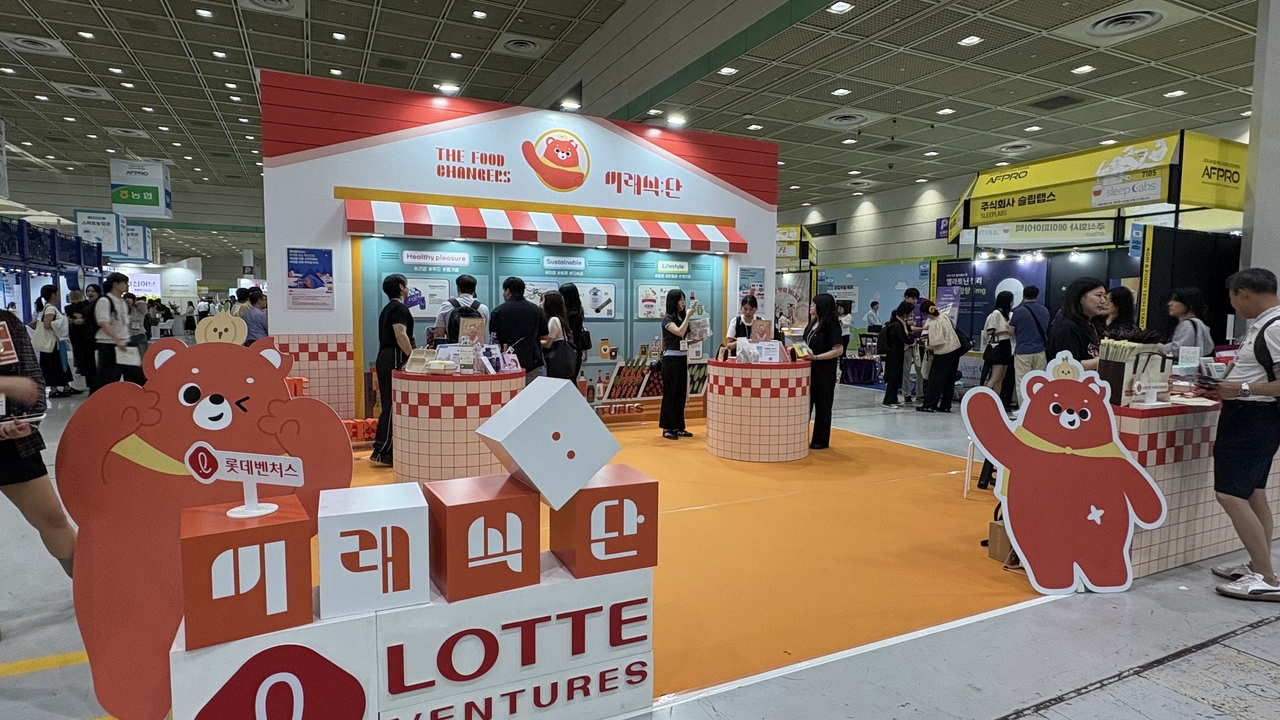 롯데벤처스가 지난 17일 서울 강남구 코엑스에서 열린 ‘제3회 농식품테크 스타트업 창업박람회’에 부스를 마련하고 사람들을 맞이하고 있다. 박연수 기자