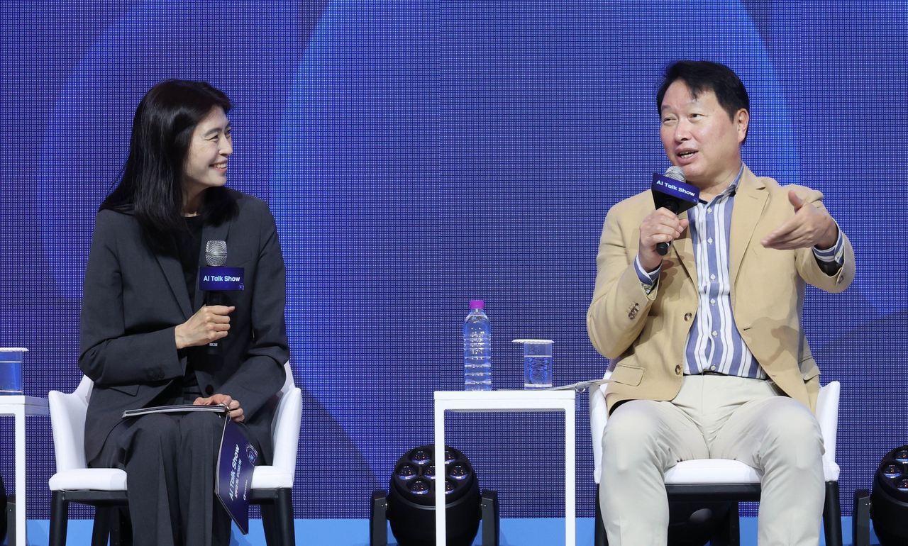 Chey Tae-won (right), chair of both SK Group and the Korea Chamber of Commerce and Industry, and Kakao CEO Chung Shin-a engage in conversation during a talk session on AI at the KCCI summer forum held in Gyeongju, North Gyeongsang Province, on Friday. (KCCI)