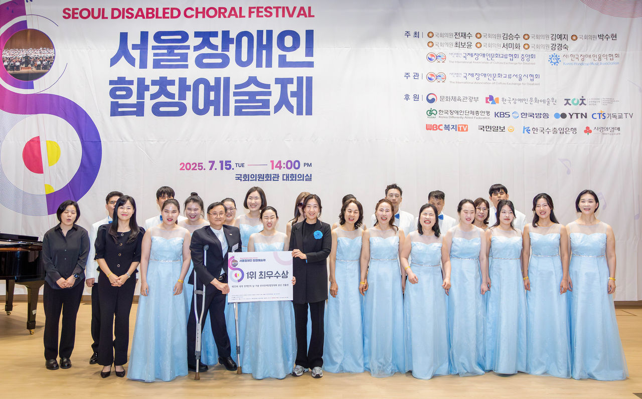 지난 15일 국회의사당 의원회관에서 열린 ‘2025 서울 퍼스타 토토 합창예술제’에서 1위를 차지한 코웨이 물빛소리 합창단이 기념 촬영을 하고 있다.[코웨이 제공]