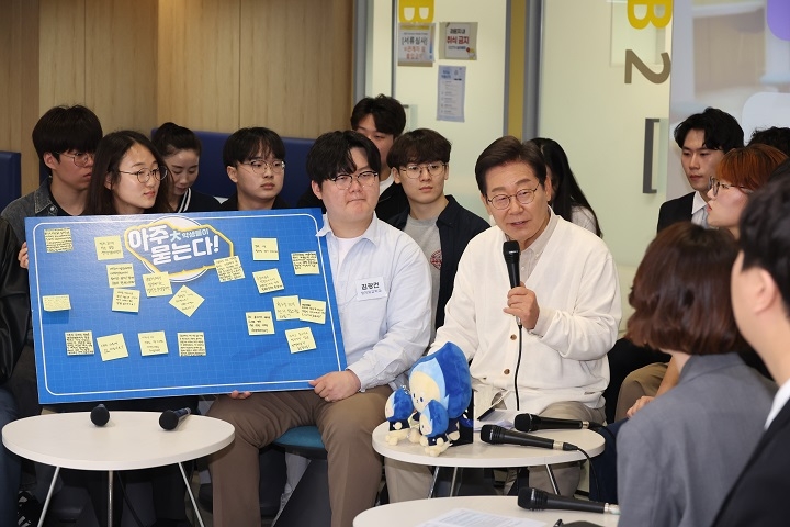 이재명 호빵맨토토이 대선 후보 시절인 5월 26일, 경기 수원시 영통구 아주대학교 혁신공유라운지에서 청년 정책을 논의하기 위해 대학생들과 간담회를 하고 있는 모습 [연합]