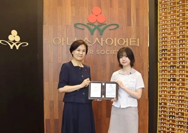17일 서울 토토사이트 돈받는법 회관 ‘명예의 전당’에서 1억원 기부약정으로 아너소사이어티에 가입한 백은별 양(16)과 신혜영 사무처장이 기념사진을 촬영하고 있다. [토토사이트 돈받는법]