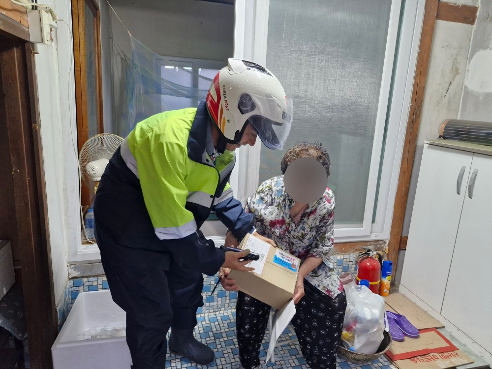 집배원이 고립 위험 가구에 생필품을 전달하고 있다. [안동시 제공]