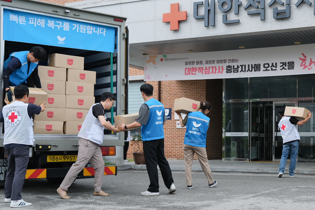 토토사이트 쿠폰그룹 해피봉사단 직원들이 18일 대한적십자사 충남지사에서 수해 이재민들을 위한 구호물품을 전달하고 있다. 토토사이트 쿠폰는 충남 당진시, 광주광역시 등 수해 피해 지역에 빵 5000개와 생수 5000개 등 구호물품 1만개를 긴급 지원했다. [토토사이트 쿠폰그룹 제공]