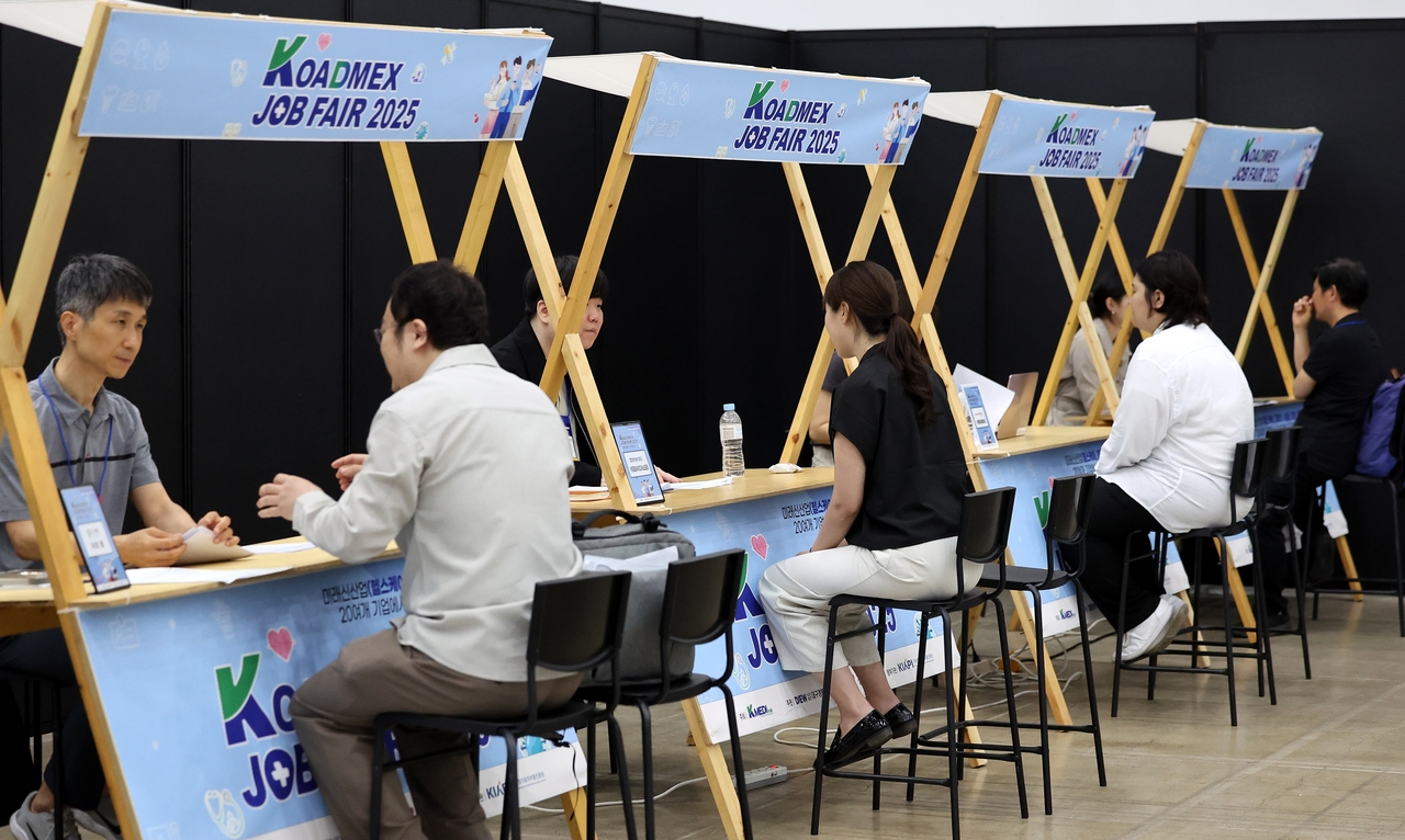 Job seekers take part in on-site interviews during the KOADMEX Job Fair 2025, part of South Korea’s digital medical equipment and healthcare industry expo, held at EXCO in Daegu on June 20. (Newsis)