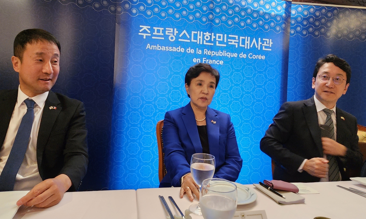 Former Justice Minister Kang Kum-sil, leading South Korea's presidential special envoy to France, held a briefing with local correspondents in Paris on the 17th (local time) to share details of the delegation's meetings with French officials. (Yonhap)