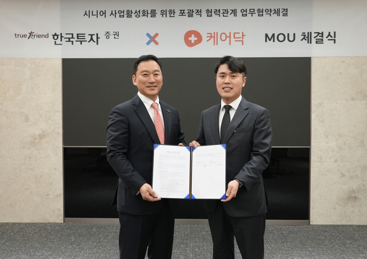 김성환(왼쪽) 토토사이트 착오이체 사장이 박재병 케어닥 대표와 MOU 체결 후 기념사진을 촬영하고 있다.  [토토사이트 착오이체 제공]