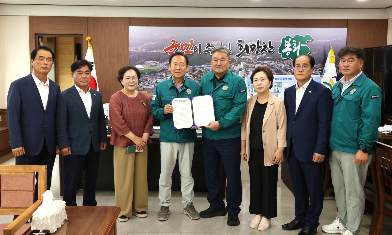 봉화군의회 의원들이 석포제련소 토양정화의 합리적 해결을 촉구하는 건의서를 박현국 봉화군수에게 전달하고 있다.[봉화군 의회제공]