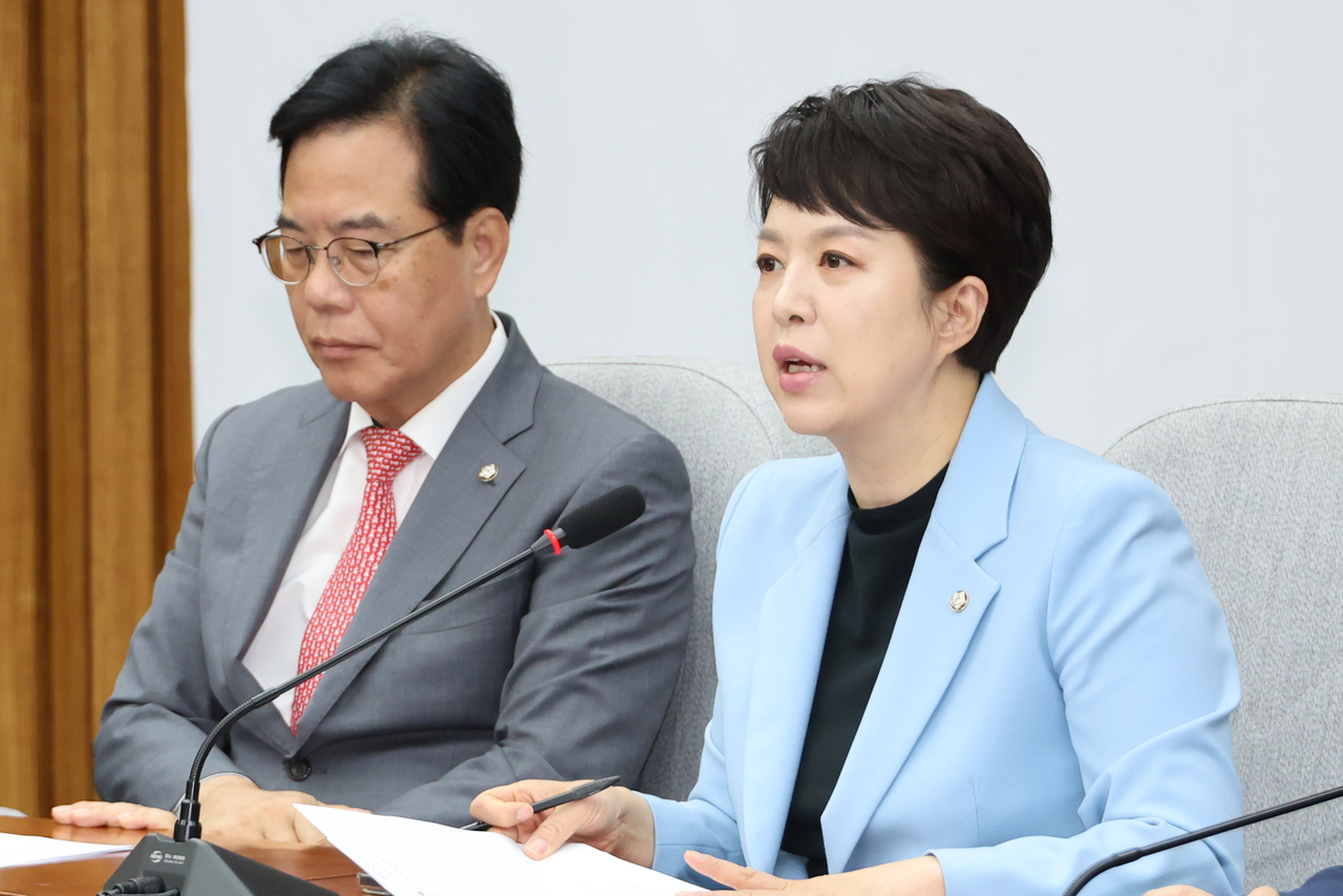 김은혜 국민의힘 원내정책수석부대표(오른쪽)가 지난달 20일 국회에서 열린 원내대책회의에서 발언하고 있다. [연합]