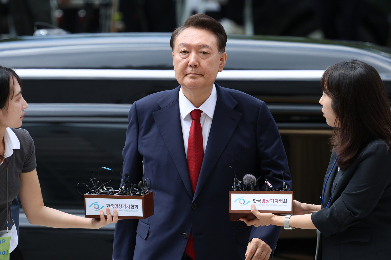 12·3 비상계엄과 관련해 특검의 수사를 받는 윤석열 전 대통령이 9일 서울 서초구 서울중앙지법에서 열린 영장실질심사에 취재진의 질문을 받으며 출석하고 있다. [연합]
