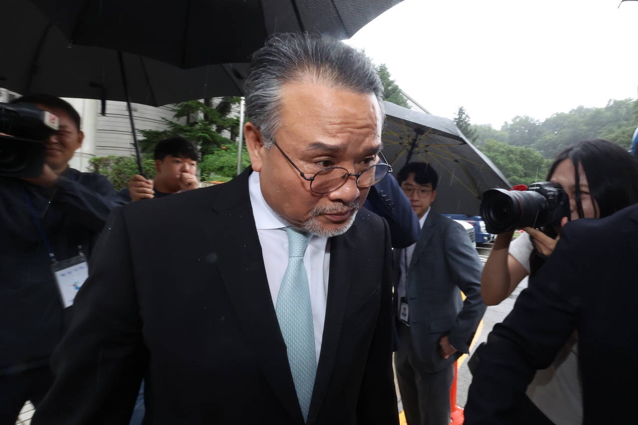 스포츠토토 베팅샵조작 의혹을 받는 이일준 삼부토건 회장이 17일 서울중앙지법에서 영장실질심사를 마친 뒤 법정을 나서고 있다. [연합]
