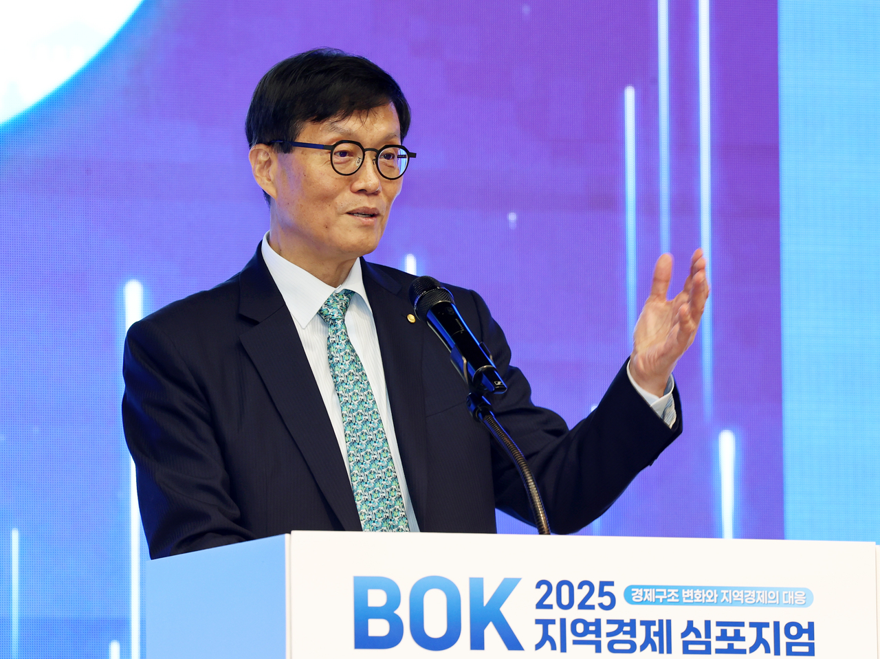 이창용 한국은행 총재가 17일 오후 광주 서구 김대중컨벤션센터에서 열린 2025 BOK 지역경제 심포지엄에서 개회사를 하고 있다.  [연합]
