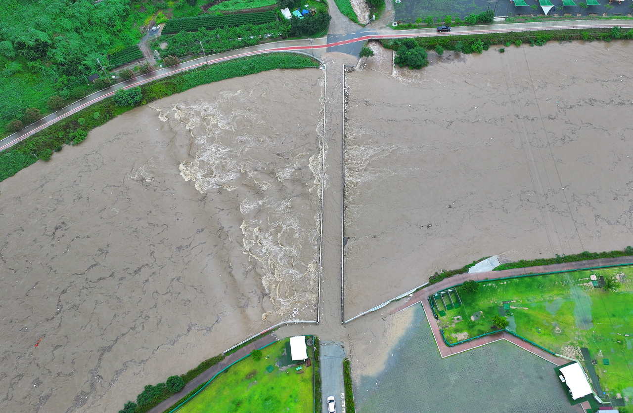 하늘에 구멍 뚫린줄” 쏟아진 물폭탄에 전국 SRT·KTX·도시철도 운행 중단 속출 - 헤럴드경제