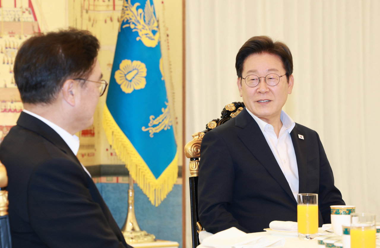 이재명(오른쪽) 대통령이 17일 서울 한남동 관저에서 우원식(왼쪽) 국회의장, 김민석 국무총리와 만찬 자리를 갖고 레고토토. 2025.7.17 [대통령실통신사진기자단] [연합]