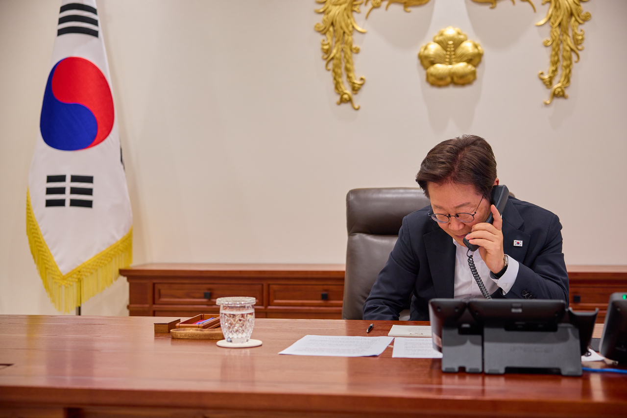 이재명 해외 실시간 토토사이트이 17일 서울 용산 해외 실시간 토토사이트실 청사 집무실에서 레제프 타이이프 에르도안 튀르키예 해외 실시간 토토사이트과 전화 통화를 하고 있다. [해외 실시간 토토사이트실 제공]