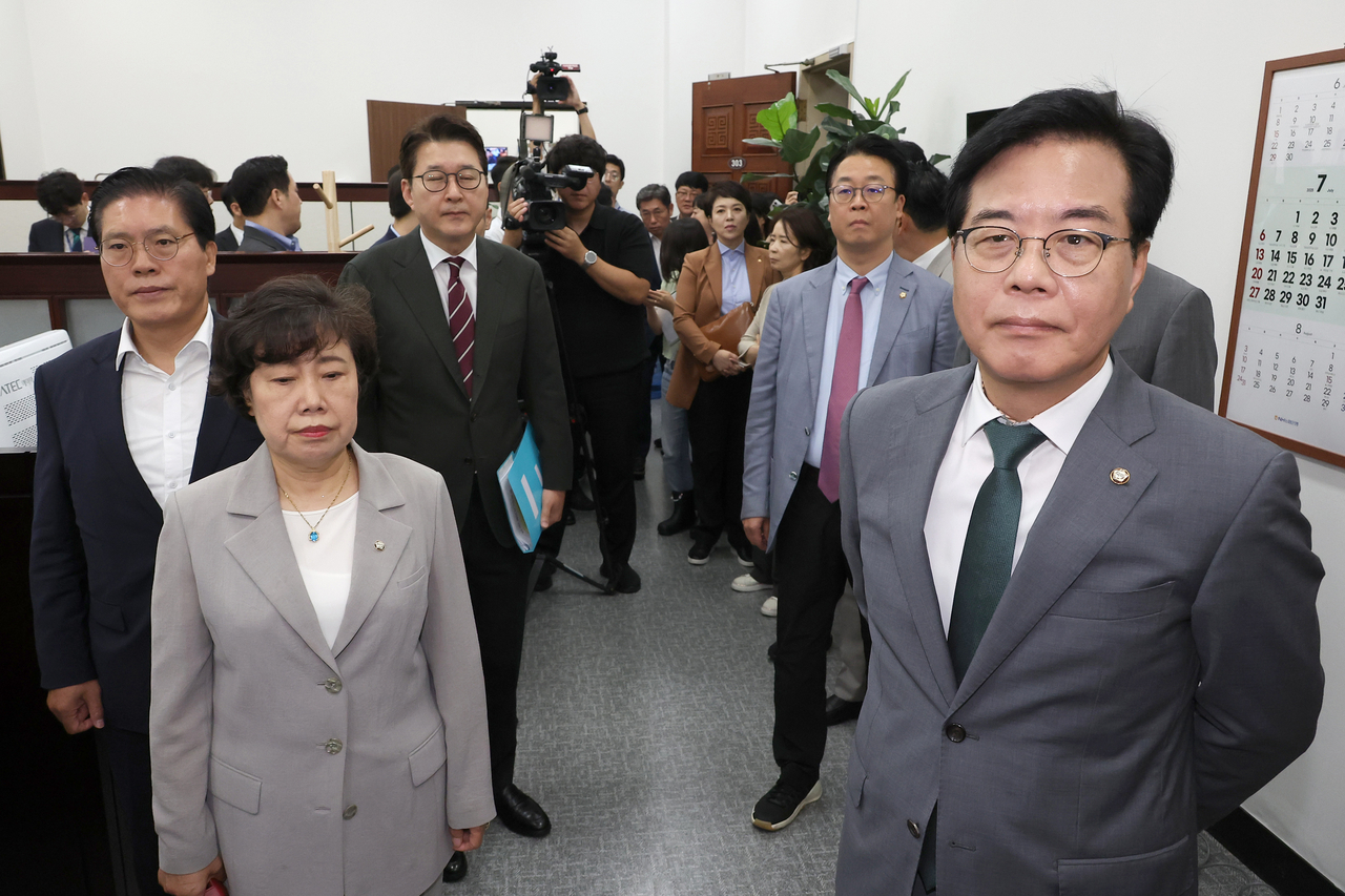 국민의힘의 송언석 비대위원장 등 원내지도부와 국회 법제사법위원회 소속 의원들이 18일 특검의 권성동·이철규 의원실 압수 수색 등에 항의하며 토토사이트 은행 조회서실로 향하고 있다. [연합]