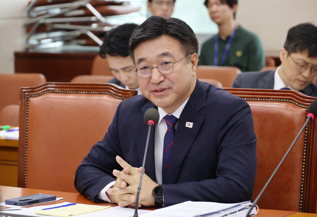 윤호중 행정안전부 장관 후보자가 18일 서울 여의도 국회 행정안전위원회에서 열린 인사청문회에서 의원 질의에 답하고 있다.[연합]