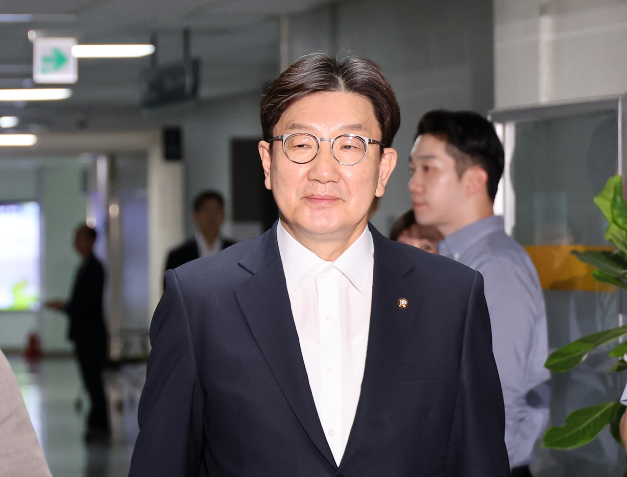 권성동 국민의힘 의원이 18일 서울 여의도 국회 의원회관 자신의 의원실로 향하고 있다. [연합]