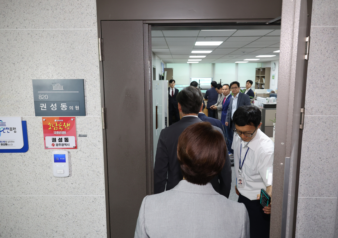 국민의힘 의원들이 18일 서울 여의도 국회 의원회관 내 888토토 중인 권성동 의원실로 들어서고 있다. [연합]