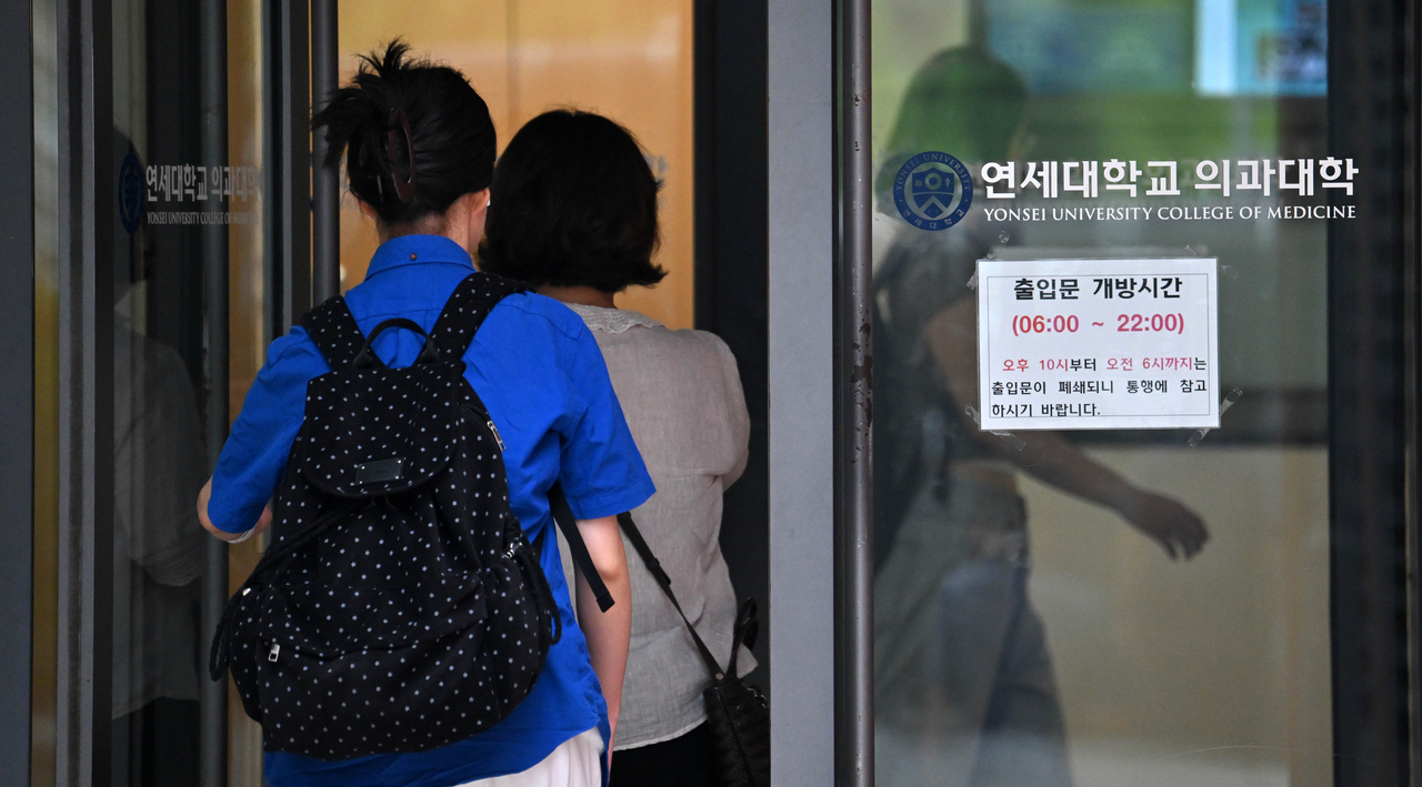 정부의 의대 정원 확대에 반발해 집단 동맹휴학에 나섰던 토토사이트 홍보 커뮤니티들이 전격적으로 수업 복귀를 선언했다. 이들의 복귀가 가시화되면서 약 8000명 이상의 토토사이트 홍보 커뮤니티과 1만 1000여 명에 달하는 사직 전공의 중 상당수가 학교와 병원으로 복귀할 것으로 전망된다. 14일 오전 서울 서대문구 연세대학교 의과대학으로 한 학생이 들어서고 있다. 임세준 기자