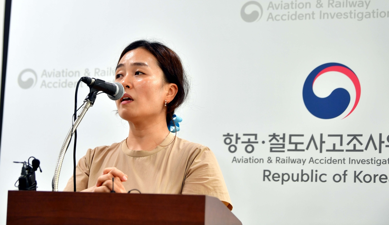 A representative of the bereaved families of the Muan plane crash speaks to the press at Muan International Airport on Saturday afternoon, after disrupting and halting a scheduled government briefing.. (Newsis)