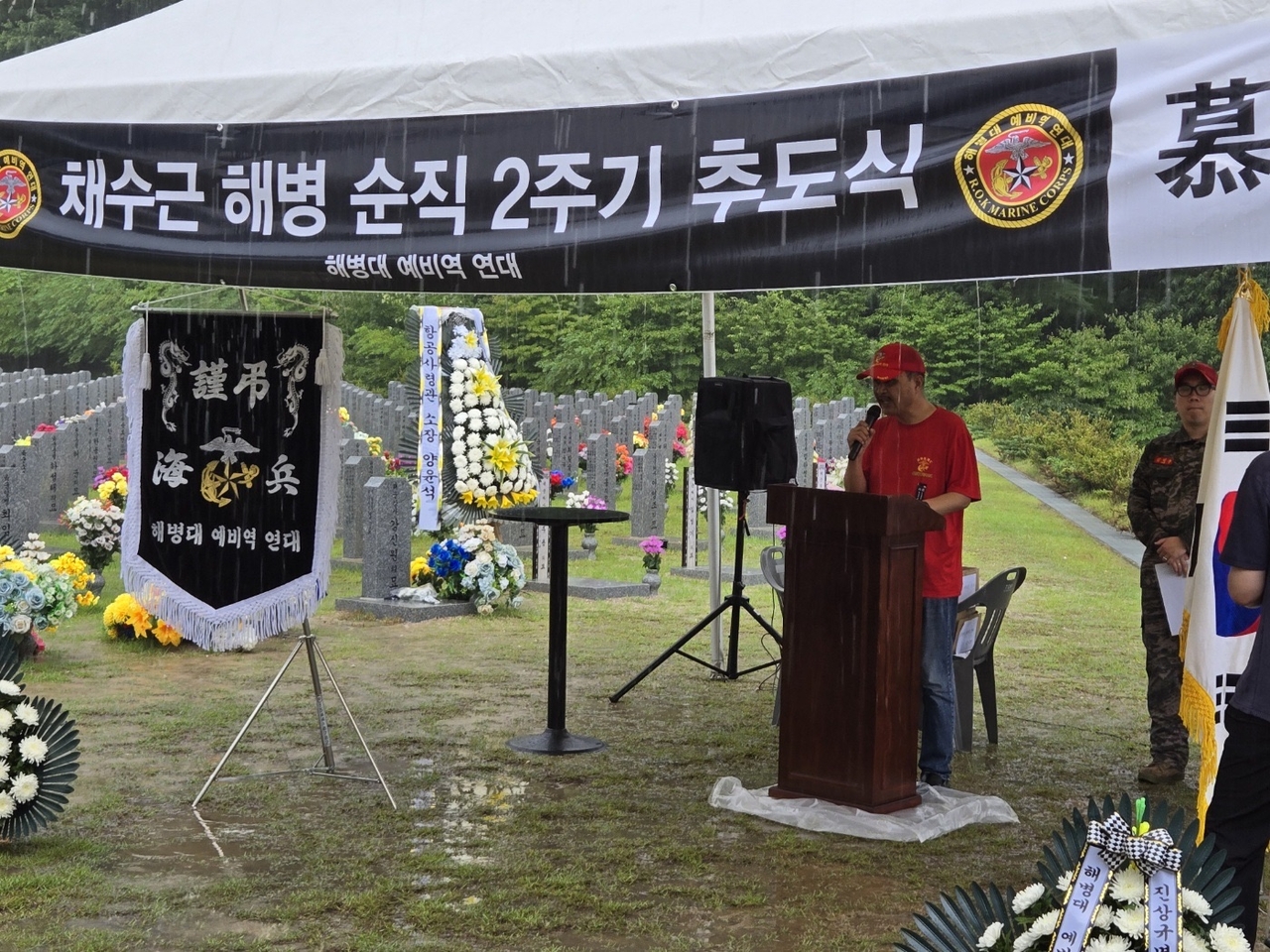 수해현장 수색작전에 나선 더블유 토토대 채상병이 순직한지 19일로 꼭 2년이 됐다. 2년의 시간이 흐르는 동안 채상병 순직 사건에 연루된 인사들의 명운이 극적으로 엇갈리고 있다. 더블유 토토대예비역연대는 이날 비 내리는 가운데 채상병이 안장된 국립대전현충원에서 추도식을 가졌다. [더블유 토토대예비역연대 제공]