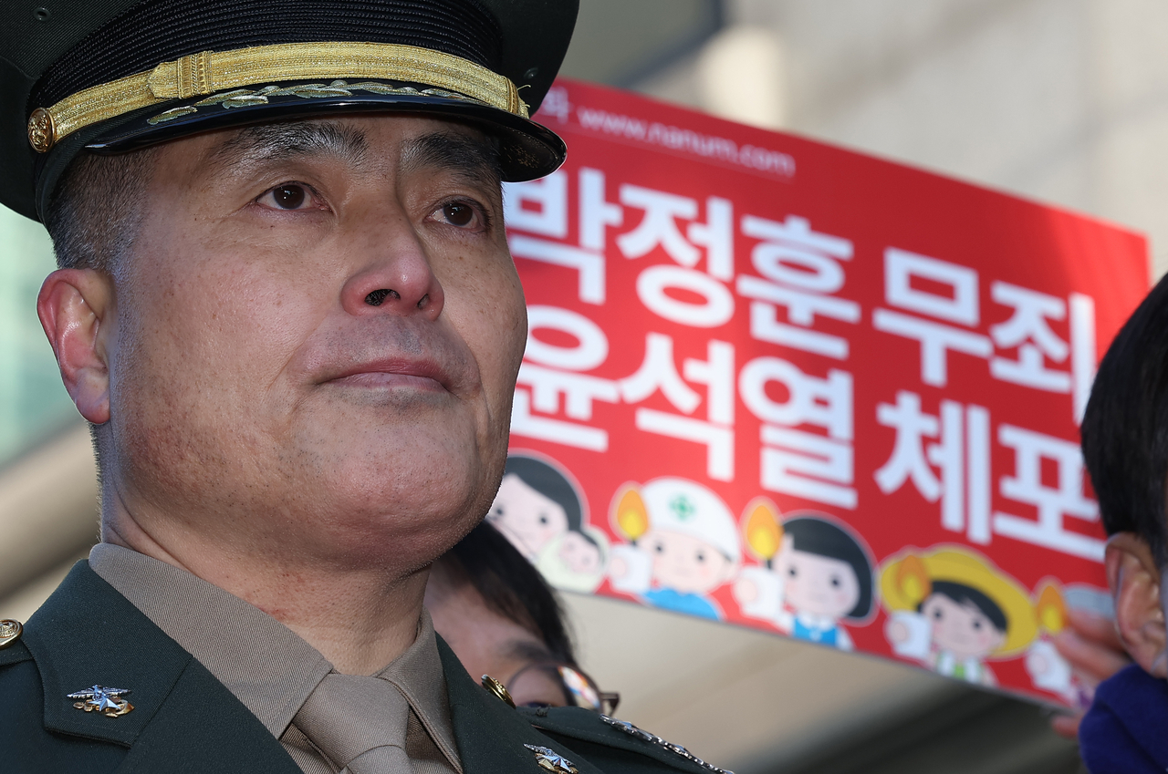 수해현장 수색작전에 나선 더블유 토토대 채상병이 순직한지 19일로 꼭 2년이 됐다. 2년의 시간이 흐르는 동안 채상병 순직 사건에 연루된 인사들의 명운이 극적으로 엇갈리고 있다. 박정훈(대령) 더블유 토토대 수사단장이 지난 1월 9일 1심 선고를 앞두고 군사법원 앞에서 기자회견에 나선 모습. [연합]