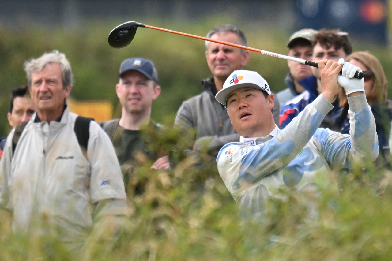 Im Sung-jae of South Korea tees off on the 10th hole during the second round of the Open Championship at Royal Portrush Golf Club in Portrush, Northern Ireland, on Friday, in this AFP photo. (Yonhap)