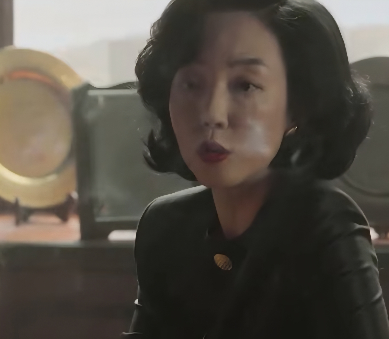 디즈니+ 새 시리즈 ‘파인: 촌뜨기들’ 블랙토토 피는 장면