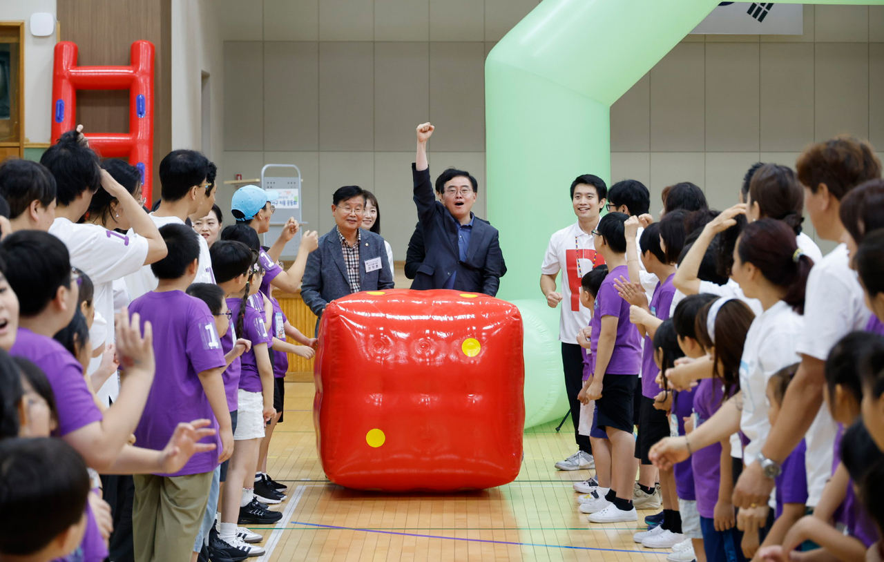 진교훈 강서구청장이 19일 가양레포츠토토사이트 해킹 신고에서 열린 ‘다함께 즐거운 강서구 키움 운동회’에 참석, 큰 공 굴리기에 참여하며 손을 들어 올리고 있다.