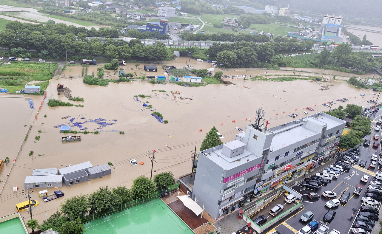 Roads and facilities in Ulju-gun, Ulsan, are submerged after heavy rain swept through the region. (Yonhap)